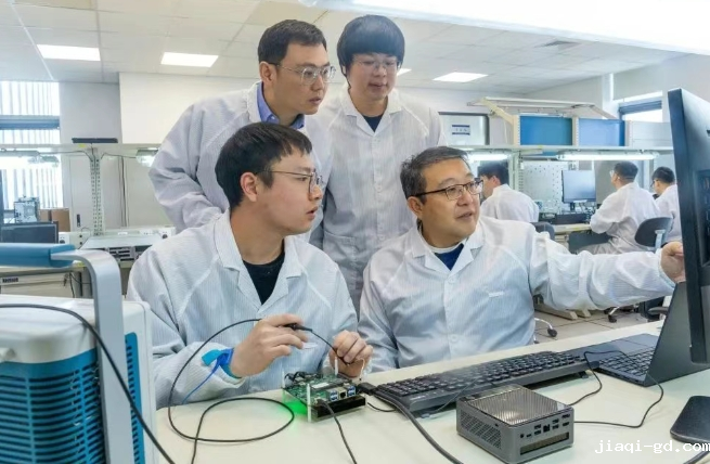 窦强（前排右一）与研发团队进行新产品调试